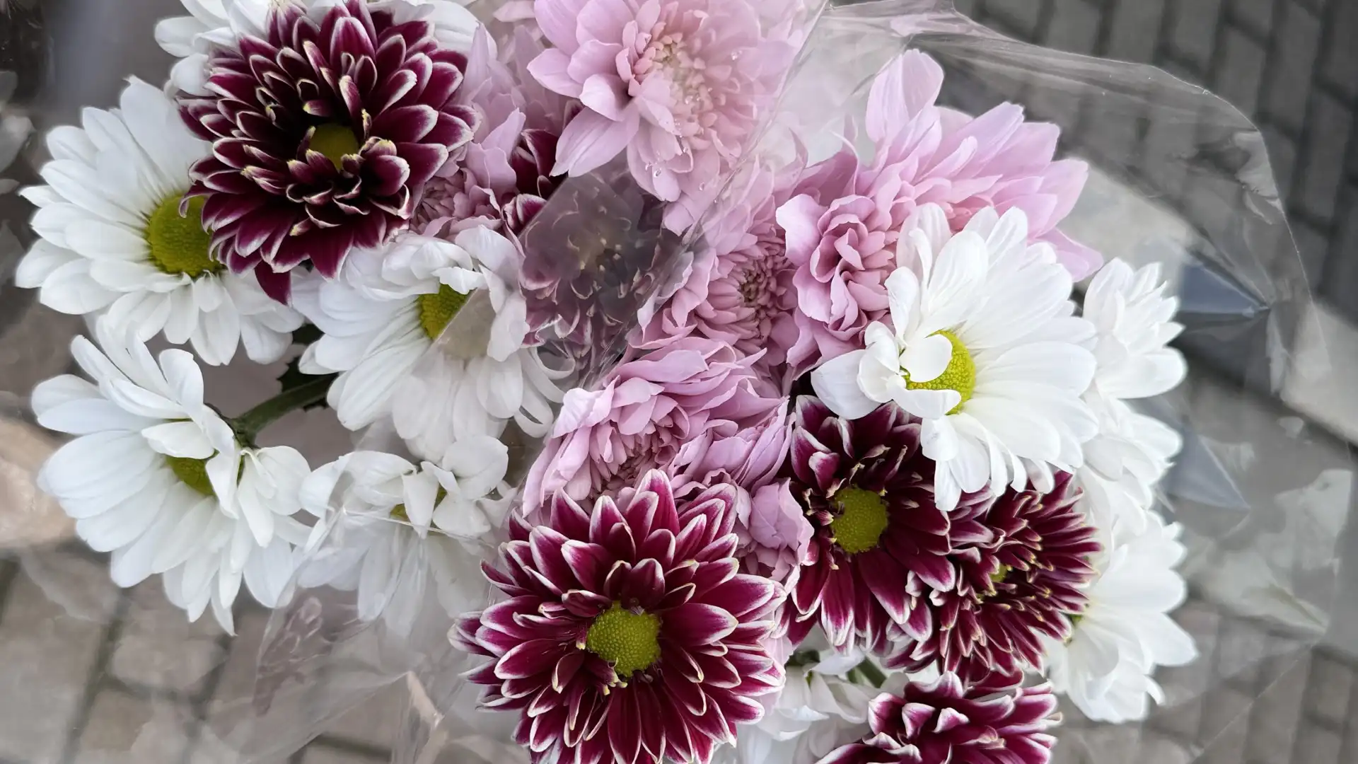Blumenstrauß in Magenta, Rosa und Weiß
