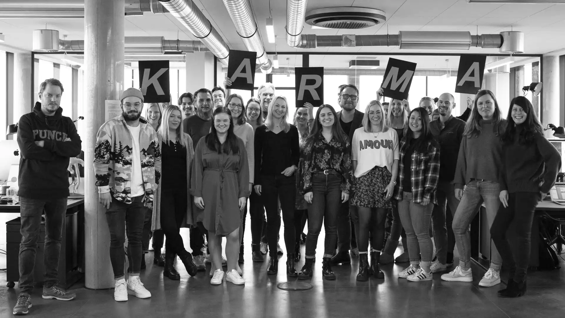 Gruppenbild mit Buchstabentafeln