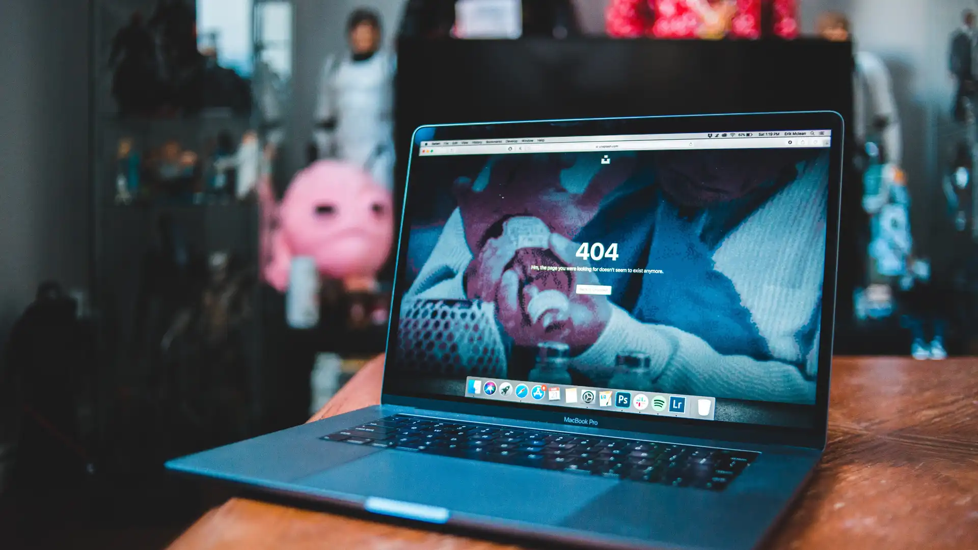Ein aufgeklapptes Laptop. Auf dem Bildschirm ist eine 404-Fehlermeldung zu sehen. Im Hintergrund sind Sience-Fiction-Figuren zu sehen.