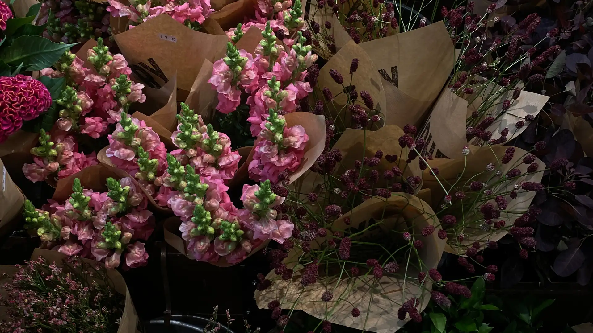 Mehrere Blumensträuße von oben fotografiert