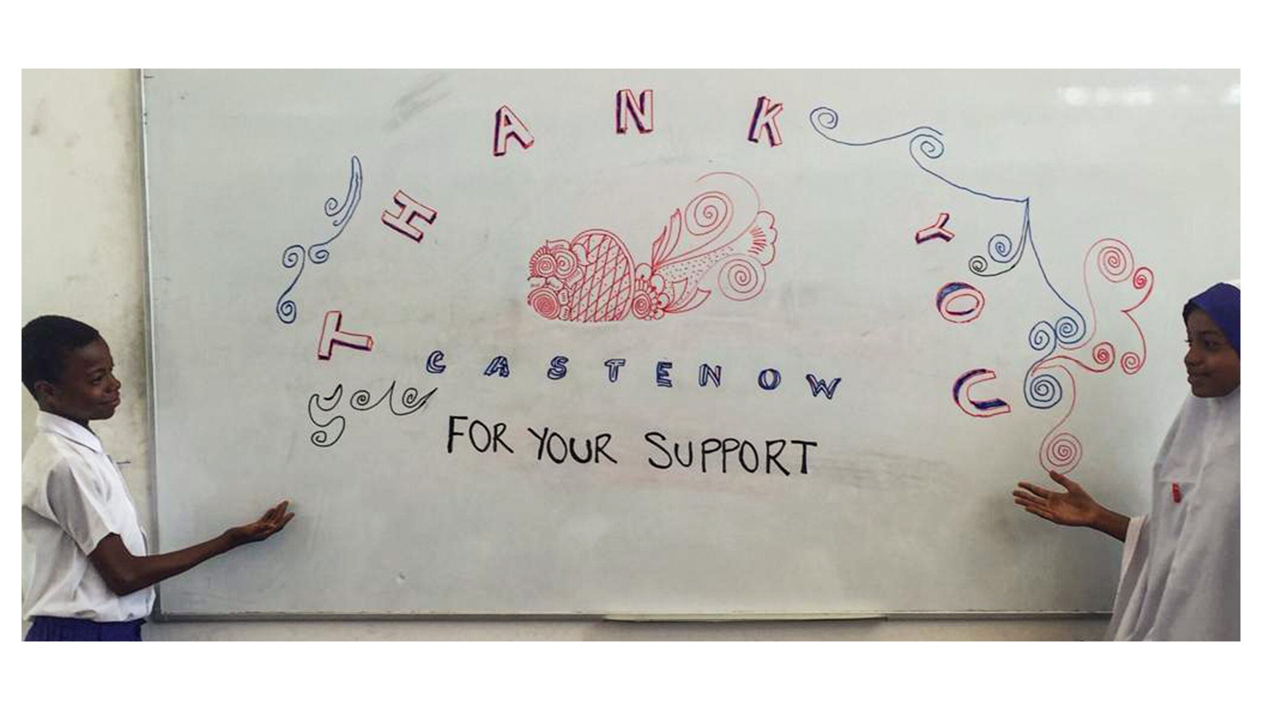 Kinder aus Kenia haben eine Text an die Tafel geschrieben: Thank you for your support.