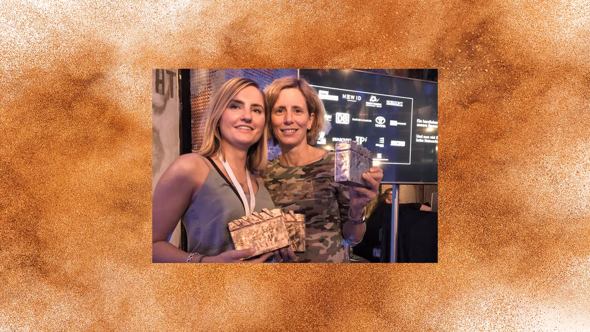 Paulina Meier und Sabine Castenow von der Castenow GmbH zeigen die Trophäen.