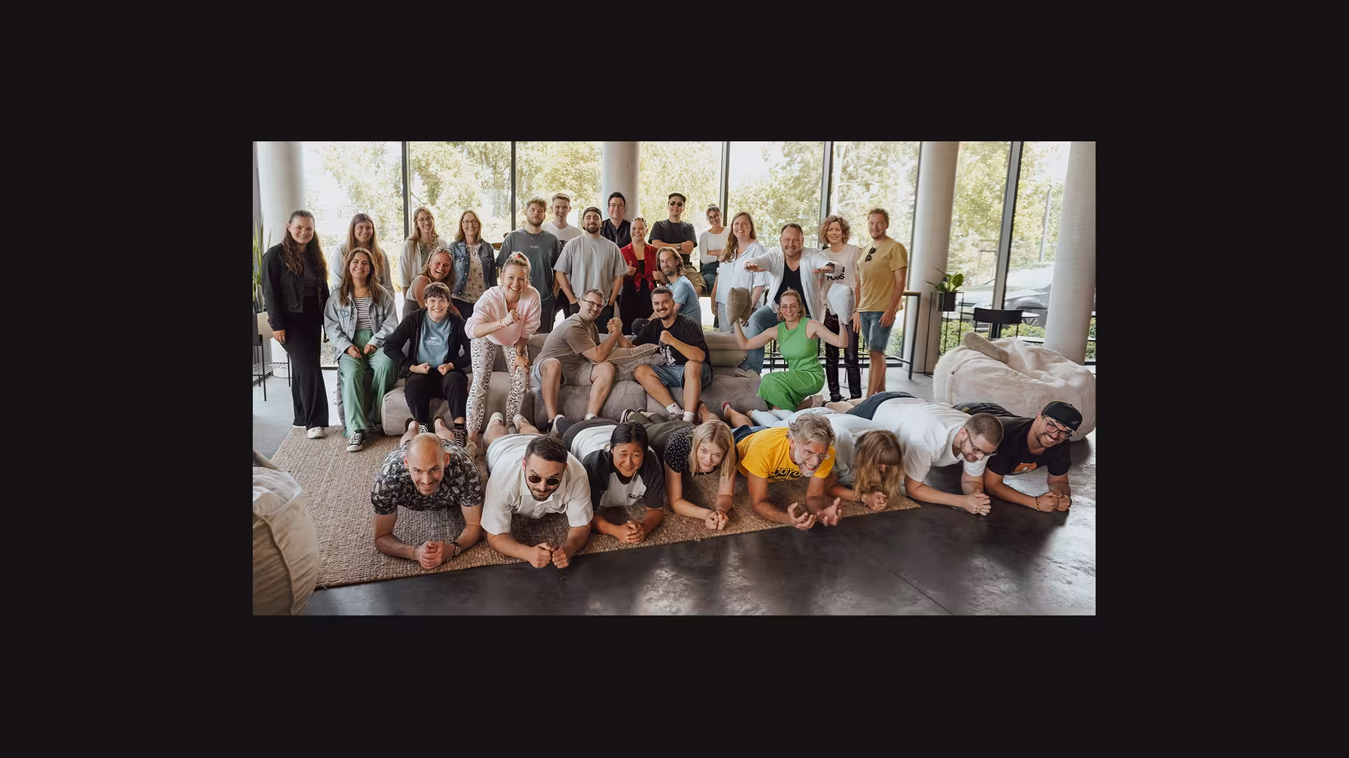 Die Mitarbeiter der Castenow GmbH feiern den Etat-Gewinn der Bundswehr.m an einer Outdoor-Terrasse.