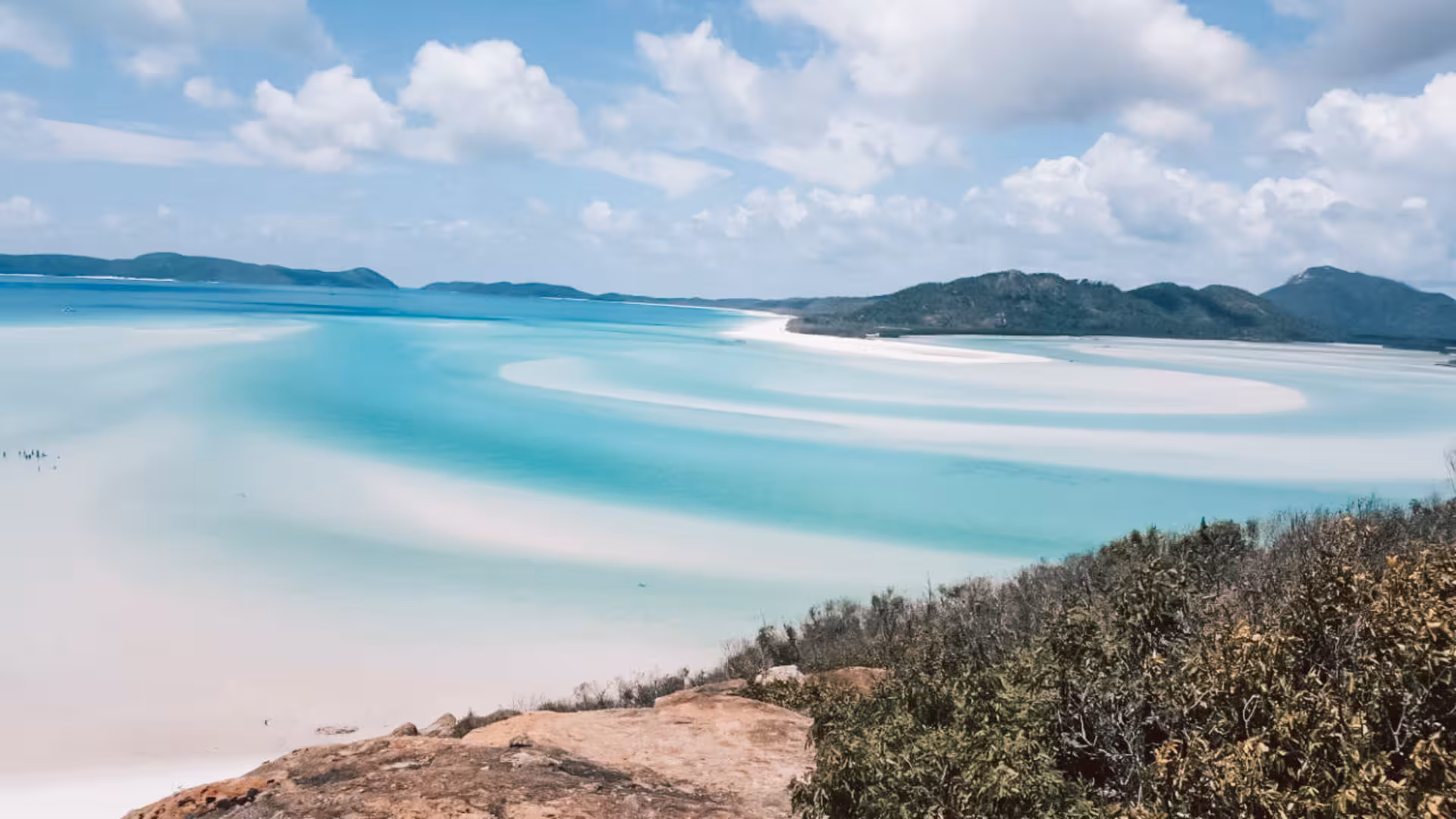 Das Bild einer Insel im türkisblauen Meer.