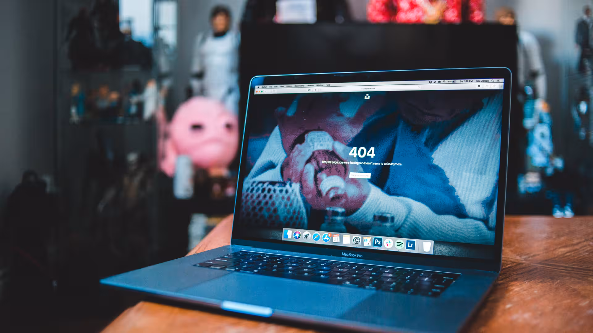 Ein aufgeklapptes Laptop. Auf dem Bildschirm ist eine 404-Fehlermeldung zu sehen. Im Hintergrund sind Sience-Fiction-Figuren zu sehen.