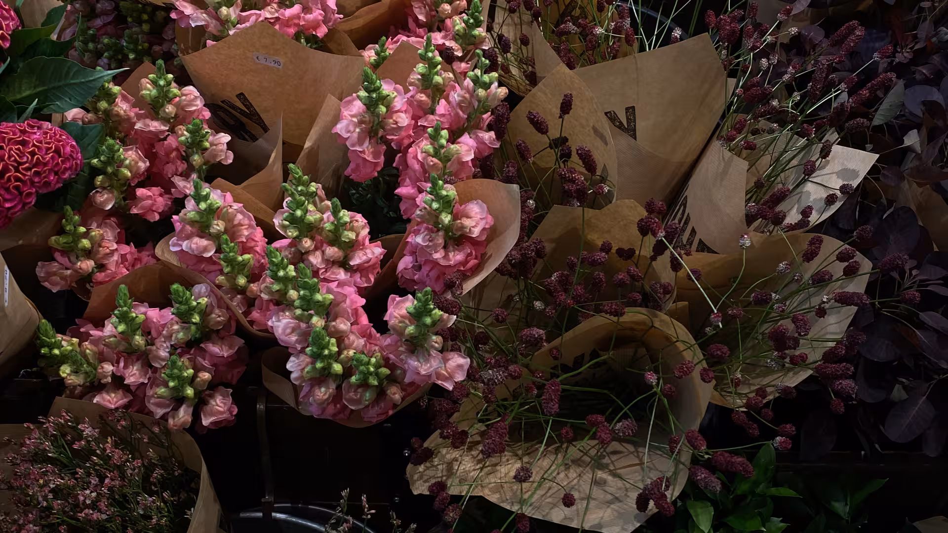 Mehrere Blumensträuße von oben fotografiert