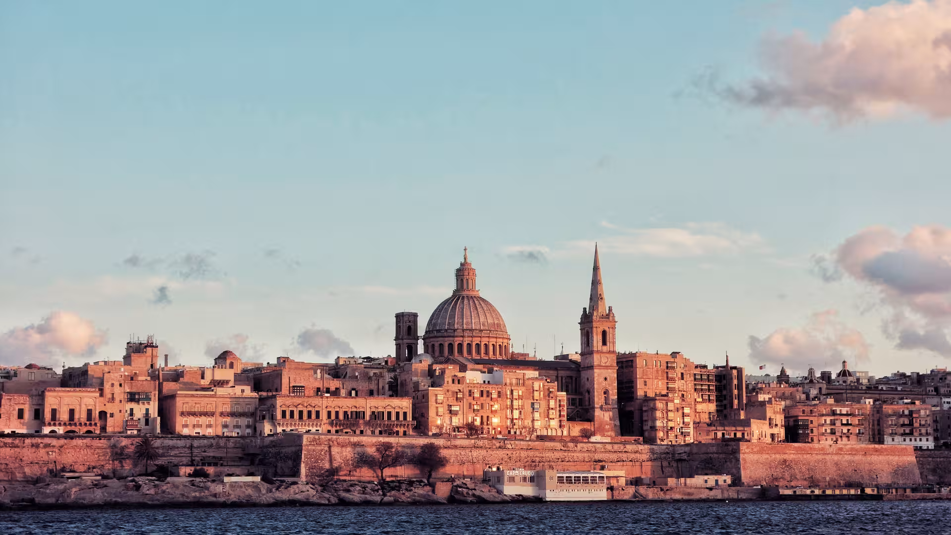 Die Ansicht einer Stadt am Fluss mit Kuppel und Kirche.