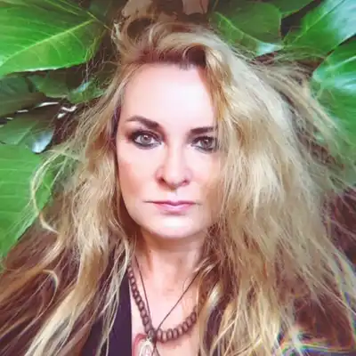 Bettina Nolden, Mitarbeiterin der Castenow GmbH, steht vor einer grünen Zimmerpflanze.