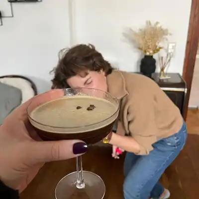 Antonia Mengede, Mitabeiterin der Castenow GmbH trinkt aus einem großen Glas.
