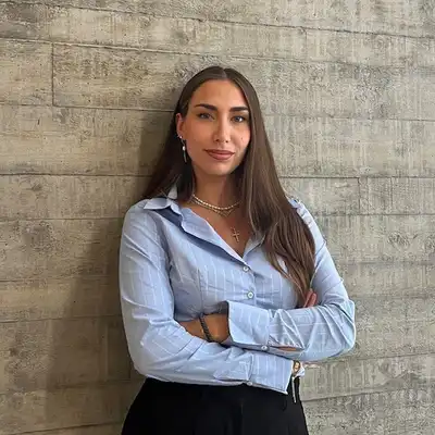 Katarina Tackenberg, Mitarbeiterin der Castenow GmbH steht mit verschränkten Armen vor eine Betonwand.ATARINA TACKENBERG 