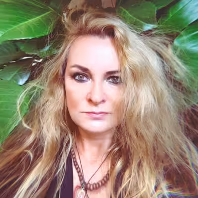 Bettina Nolden, Mitarbeiterin der Castenow GmbH, steht vor einer grünen Zimmerpflanze.