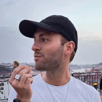 Jan Willem, der Mitarbeiter der Castenow GmbH, isst Popcorn.