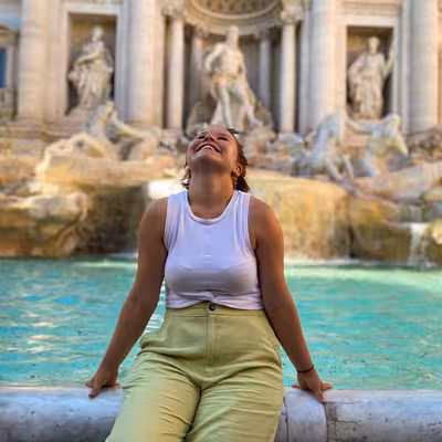 Lucy Schindele vor dem Trevi Brunnen in Rom.