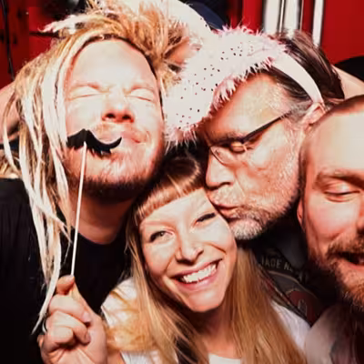 Bianca Reiss, Mitarbeiterin der Castenow GmbH feiert mit ihren Kollegen.