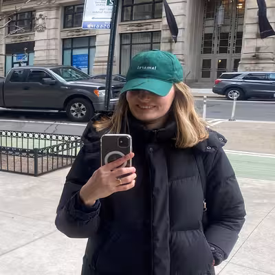 Eva von der Linde, Mitarbeiterin der Castenow GmbH trägt ein schwarzen Daunenmantel und ein grüne Kappa.